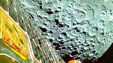 "يوم تاريخي".. مركبة فضاء هندية تهبط على القطب الجنوبي للقمر